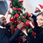 Employés décorant un arbre de Noël CSE