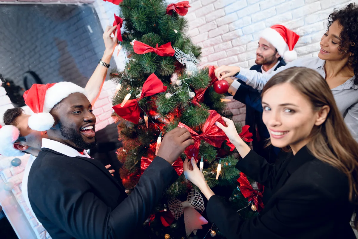 Employés décorant un arbre de Noël CSE