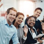 Salariés qui saluent et se montrent satisfaits de l'expérience collaborateur de l'entreprise
