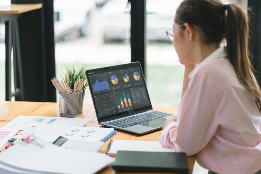 Manager de ressources humaines analysant les données obtenues du baromètre RH sur son ordinateur